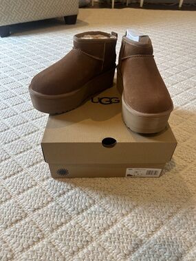 NWT- UGG Classic Ultra Mini Platform Boots- Size 7